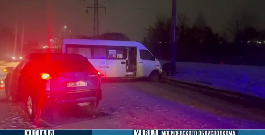В Бобруйске столкнулись маршрутка и легковушка — пострадали два пассажира