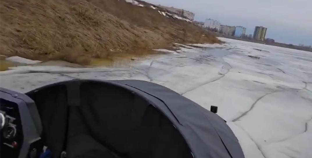 Сезон зимней рыбалки закрыт. Могилевские спасатели обломали кромку льда у берегов на Фатинском затоне