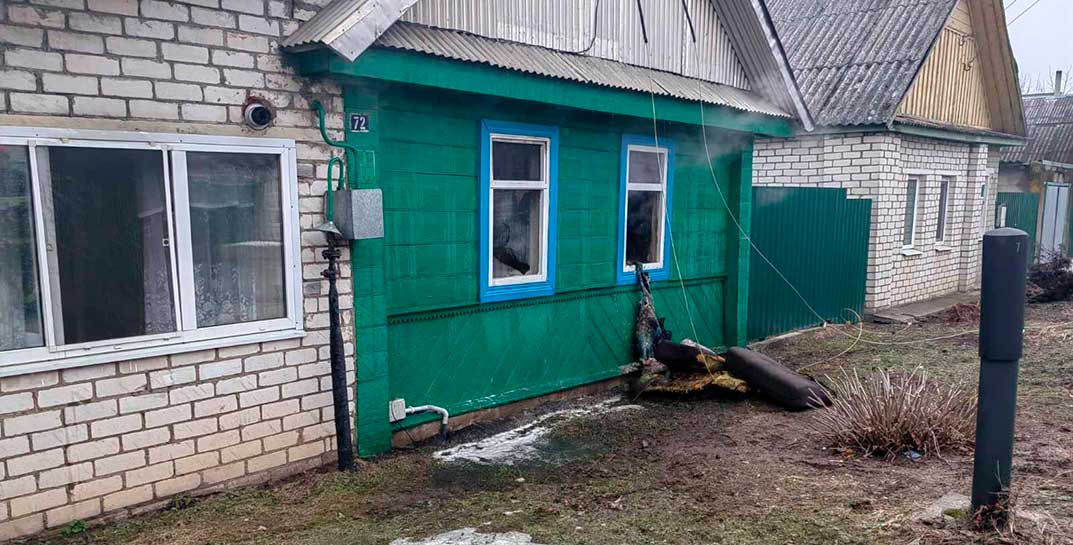 Мужчина в Шклове вылил бензин на пол и поджег дом. Пострадала его жена