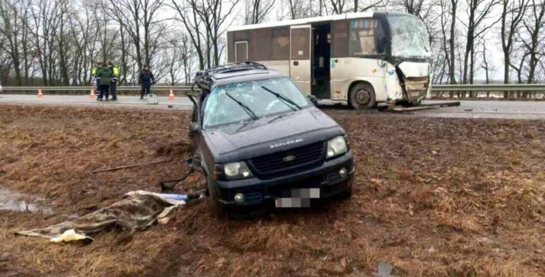 Жуткое ДТП под Рогачевом: легковушка столкнулась с автобусом — один человек погиб, пятеро пострадали