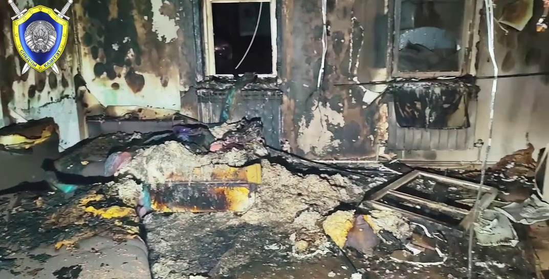 В Шклове мужчина поджег дом из-за того, что жена не дала денег на выпивку — женщина едва не сгорела