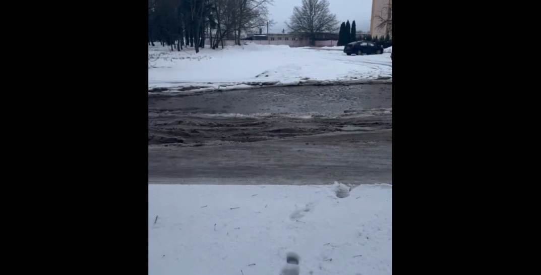 Могилевчанка показала состояние дороги, на которой сегодня колесом в яме застряла фура