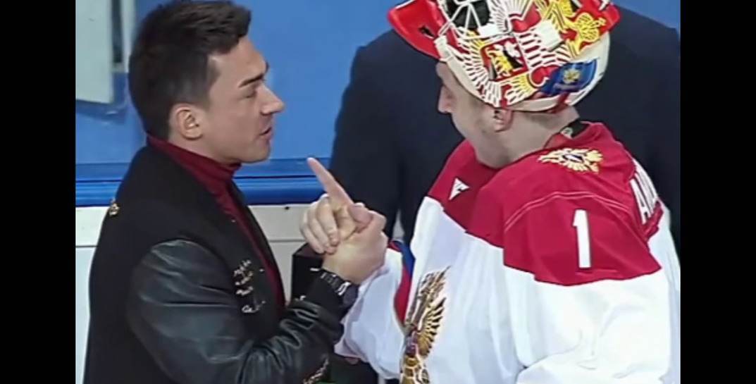 Российские хоккеисты после проигрыша белорусам демонстративно оставили на льду свои призы