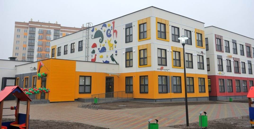 Большой бассейн, компьютерная комната с моноблоками и центр народных ремесел: посмотрите, какой детский сад открыли в Бобруйске