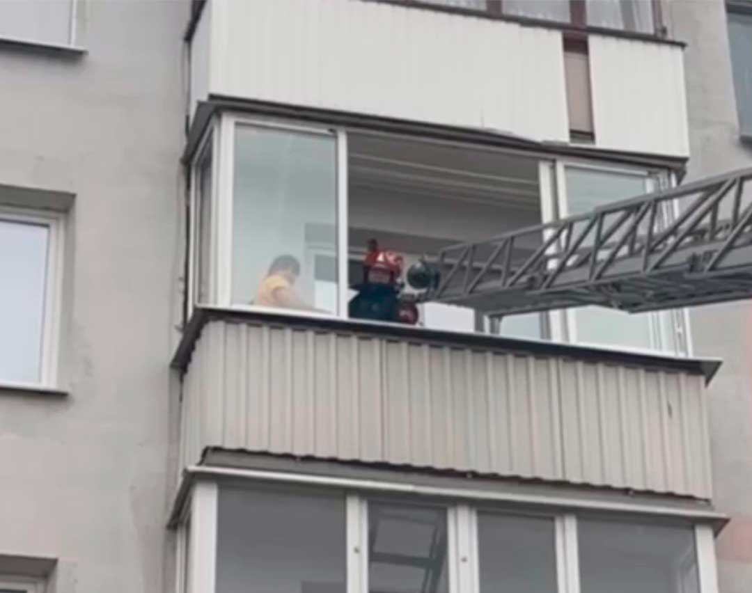 В Марьиной Горке двухлетняя девочка закрыла маму на балконе — выручали женщину при помощи автовышки