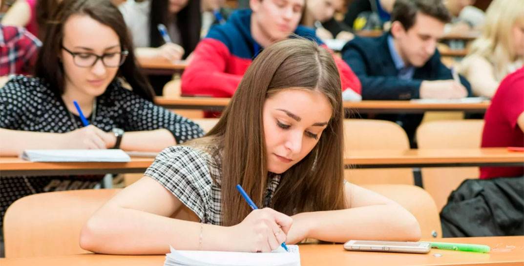 В Беларуси за десять лет количество студентов уменьшилось в два раза