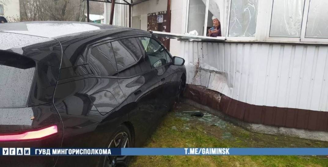 В Минске легковушка въехала в подъезд многоэтажки. Как такое возможно?