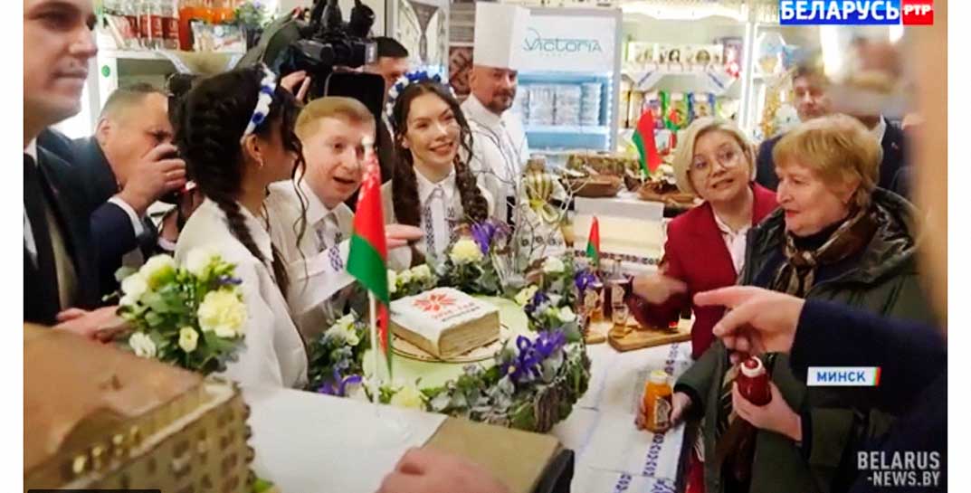 Лукашенко на избирательном участке подарили… книгу из сала. Такой в мире больше нет