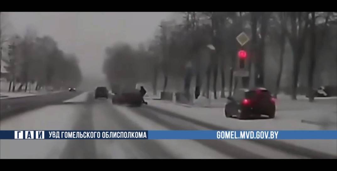 Белорус в снегопад проезжал пешеходный переход на электросамокате и попал под колеса авто, водитель которого решил проскочить на красный