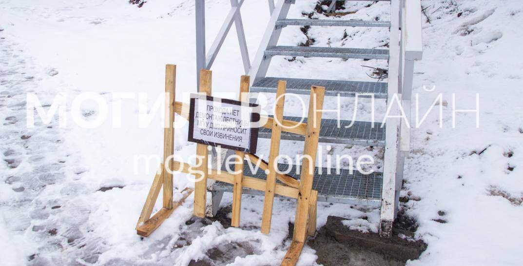 В Могилеве на Дебрянском спуске установили новую лестницу, но пока она закрыта