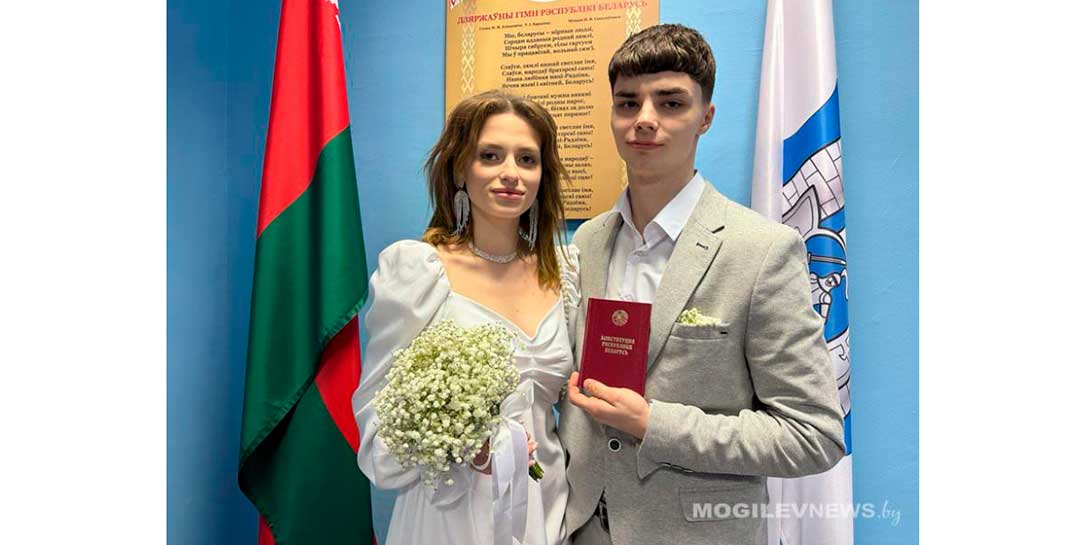Активная гражданская позиция по-могилевски: молодая пара после росписи в ЗАГСе отправилась сразу на избирательный участок