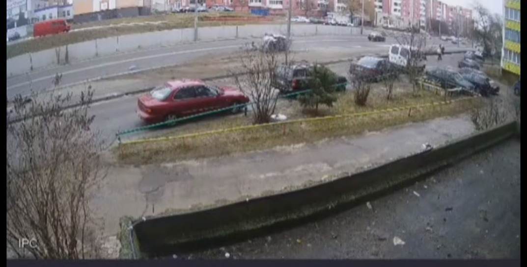 Жуткие кадры: легковушка перевернулась и врезалась в столб, а водитель вылетел через лобовое стекло. Только чудом он остался жив