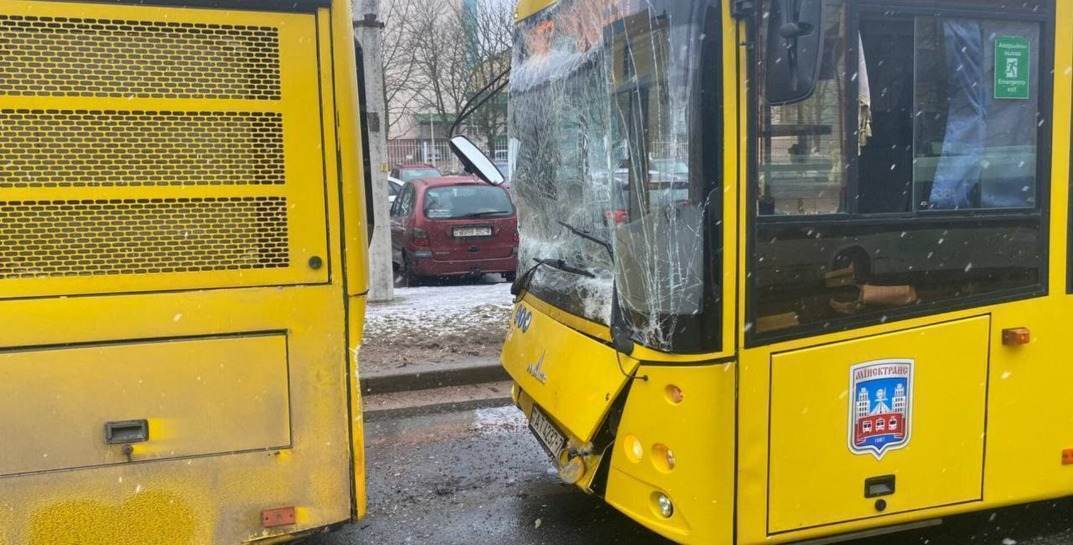 В Минске столкнулись два автобуса — в больницу попали девять человек, включая пять детей