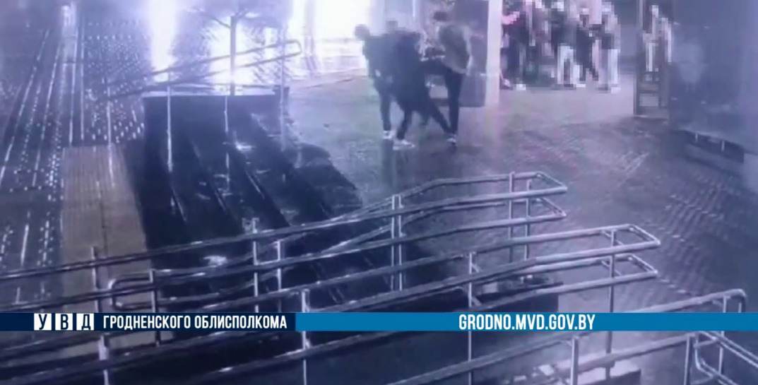 В Островце из-за взятой по ошибке куртки двое друзей убили парня в драке — суд вынес им приговор