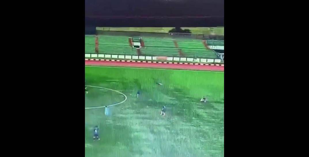 Осторожно, жесткие кадры! В Индонезии прямо во время футбольного матча игрока убило молнией