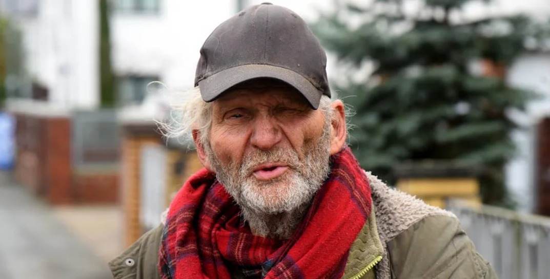 Годами питающийся на помойке пенсионер накопил 700 тысяч евро и купил 10 домов