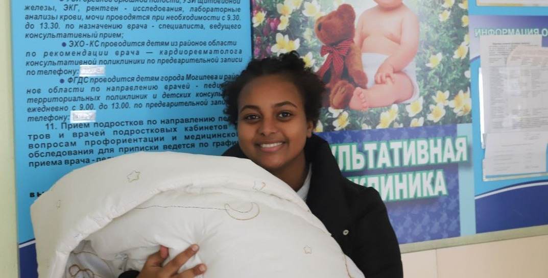 Мигрантка из Эфиопии родила в Могилеве дочку и переехала с ней в Славгород