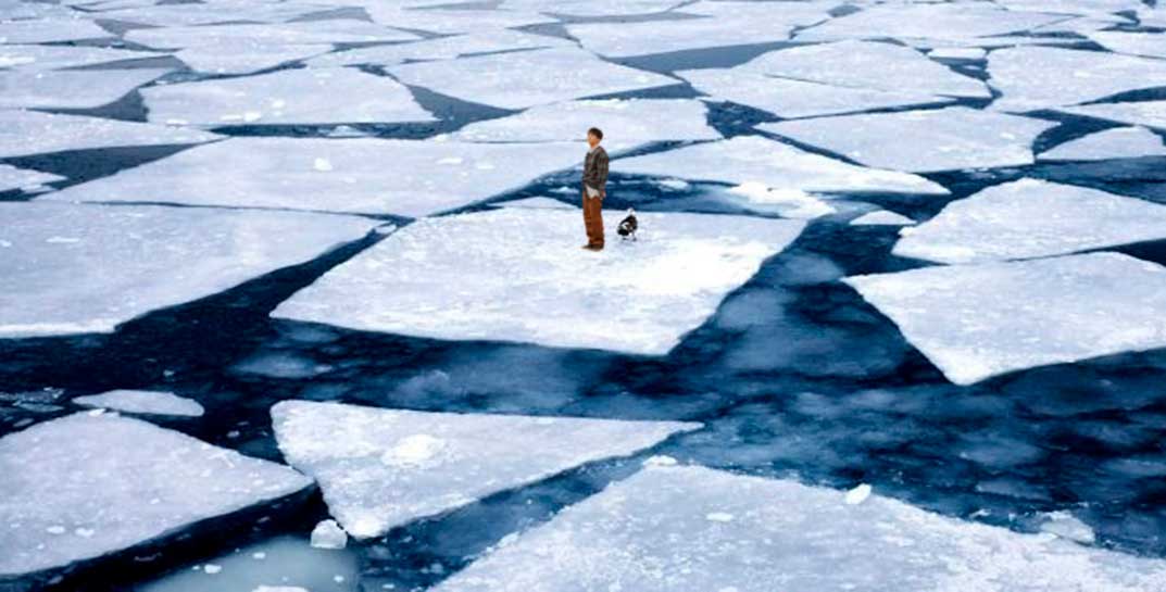 В Новополоцке мужчина плыл на льдине. Очевидцы утверждают, что путешественник — еще один безумный рыбак