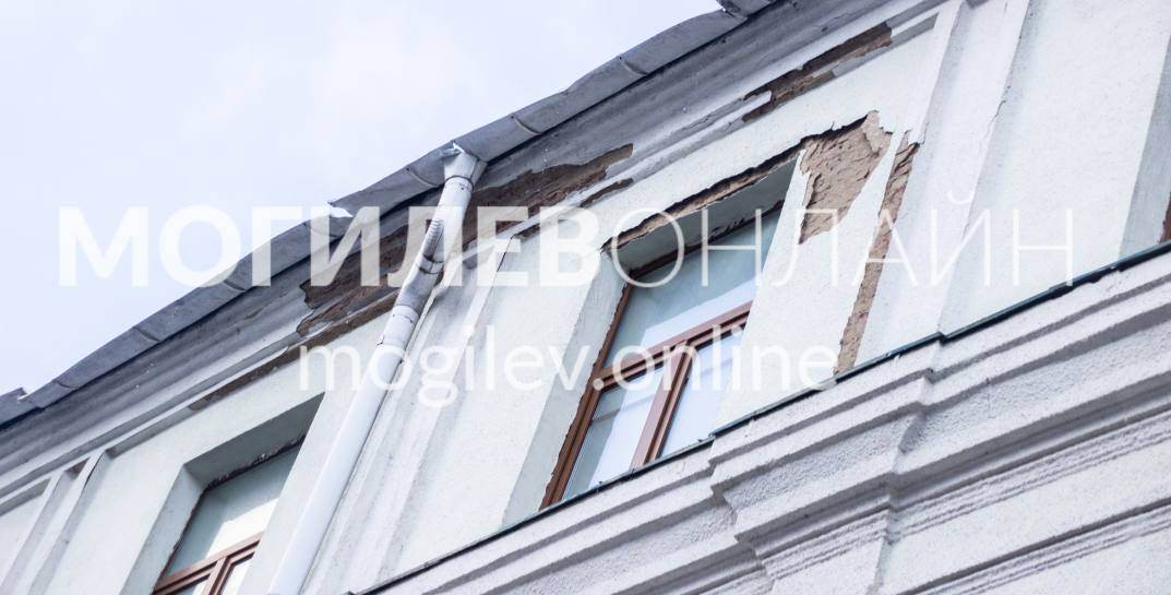 Будьте осторожны! С фасада здания в центре Могилева сыпется штукатурка