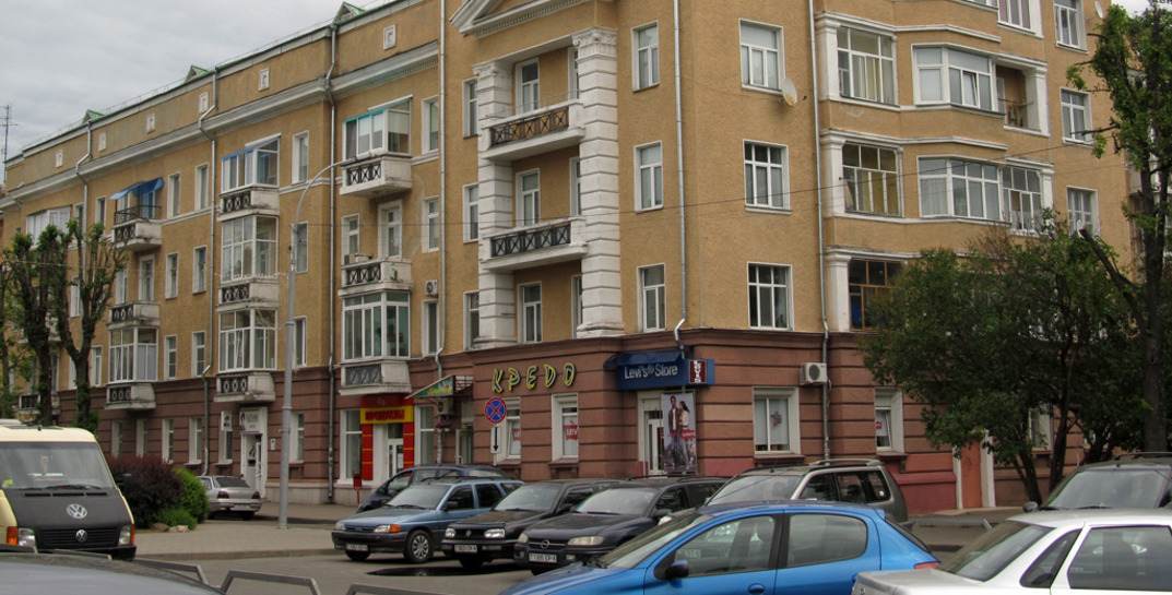Этот дом в Могилеве строили для элиты новой столицы БССР. Посмотрите, какую квартиру в нем продают