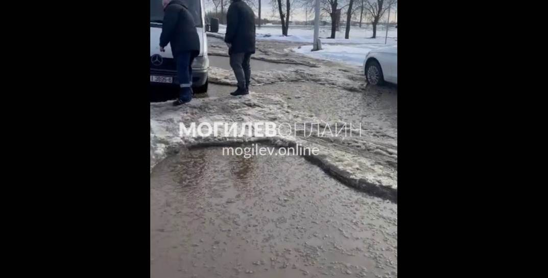 Эпопея с дорогой у гостиницы «Славянской» продолжается. Сегодня там одновременно застряли сразу два автомобиля