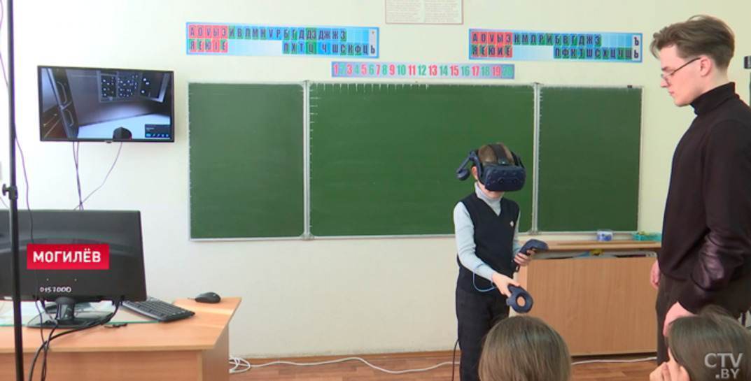 В школах Могилева детей обучают правилам безопасности с помощью очков виртуальной реальности