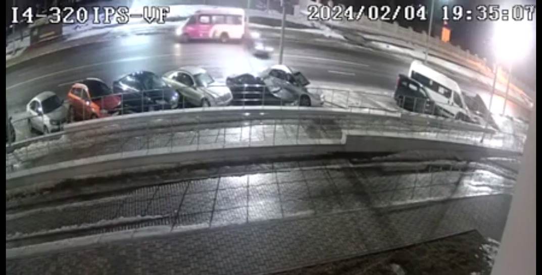 Авария с опрокидыванием легковушки в Могилеве попала на видео