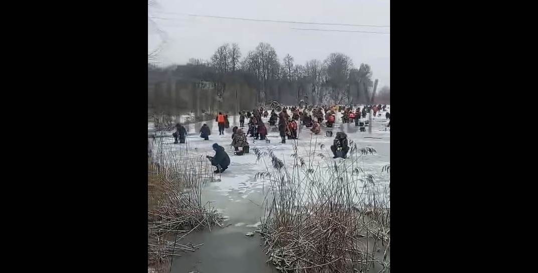 Посмотрите, как толпы рыбаков собрались на небольшой речке под Гродно, люди сидели буквально плечом к плечу