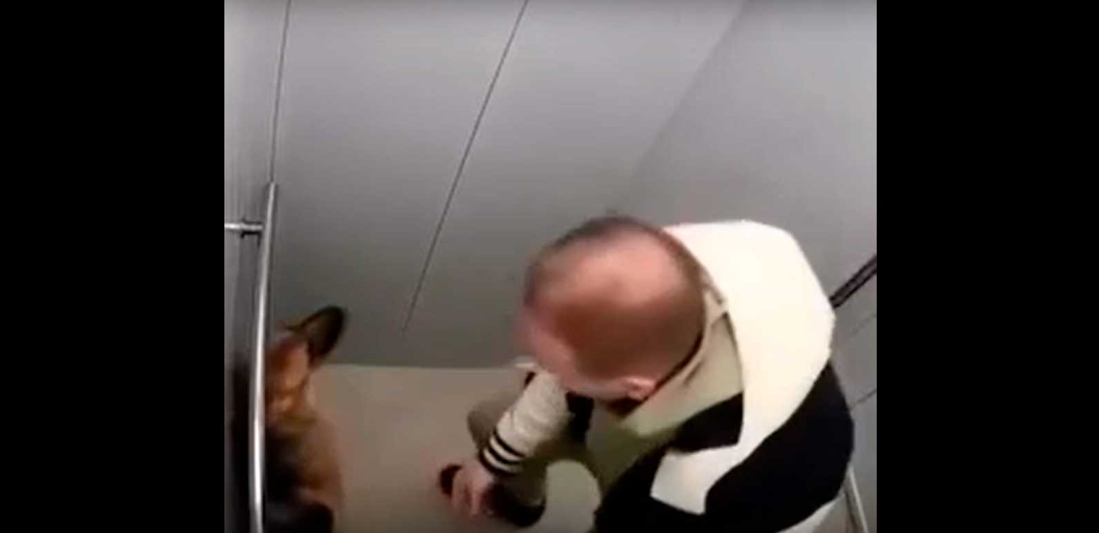 В сети появилось видео — в лифте жилого дома могилевчанин грубо ведет себя с питомцем