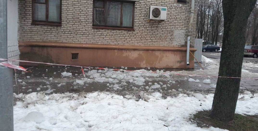 Из-за падения снега с крыши в Могилеве тяжело пострадала мастер ЖЭУ, руководившая снегоуборочными работами