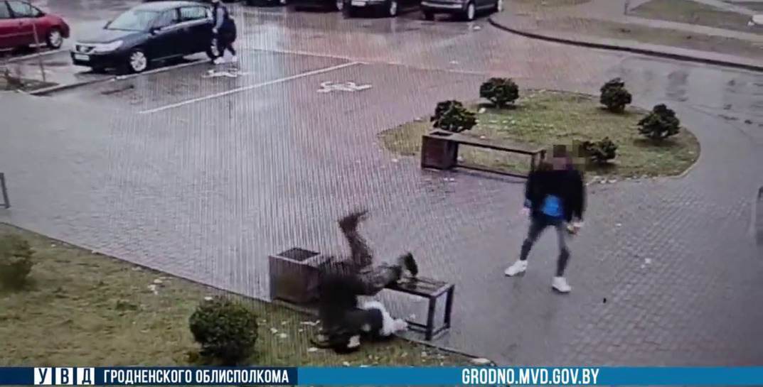 «Вел себя вызывающе и от дачи показаний отказался». В СК рассказали продолжение истории о пьяном хулигане из Гродно, который без причины ударил ногой в спину пенсионера так, что тот упал вниз головой