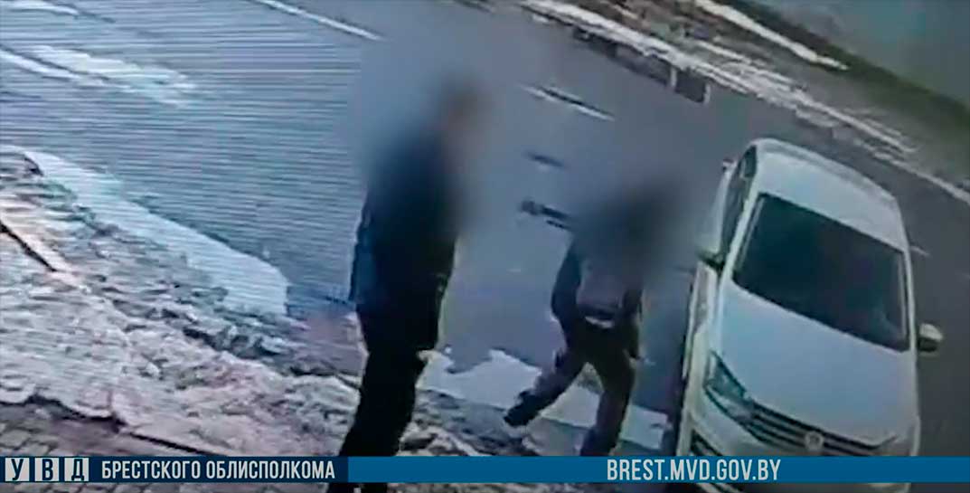 В Ляховичах мужчина попросил совершенно незнакомого человека подвезти его. А когда тот отказался, отомстил взятым в магазине колбасным ножом