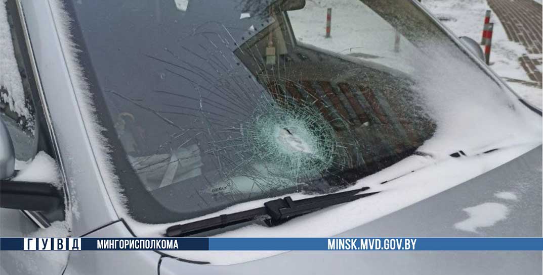Не понравился подарок. Минчанка выбросила духи с 12 этажа и повредила два автомобиля