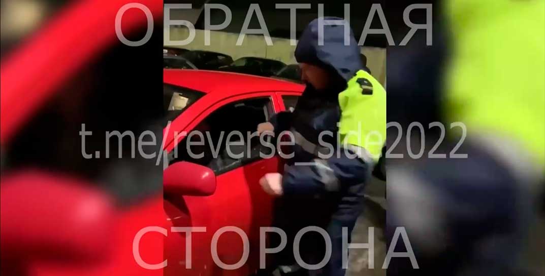 В Могилеве сотрудникам ГАИ, чтобы задержать водителя, пришлось разбивать стекло автомобиля и вытаскивать мужчину силой