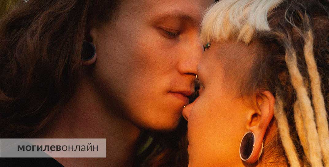 Ученые выяснили, что склонность мужчины к изменам зависит от тембра его голоса