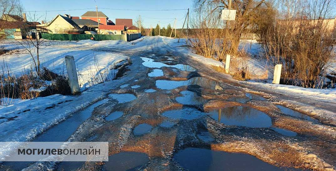 «Прямо пойдешь — в лужу попадешь, вправо пойдешь — в озеро упадешь» — жители деревни Полыковичи показали опасный и совсем не сказочный мост
