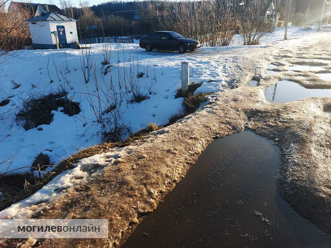 «Прямо пойдешь — в лужу попадешь, вправо пойдешь — в озеро упадешь» — жители деревни Полыковичи показали опасный и совсем не сказочный мост