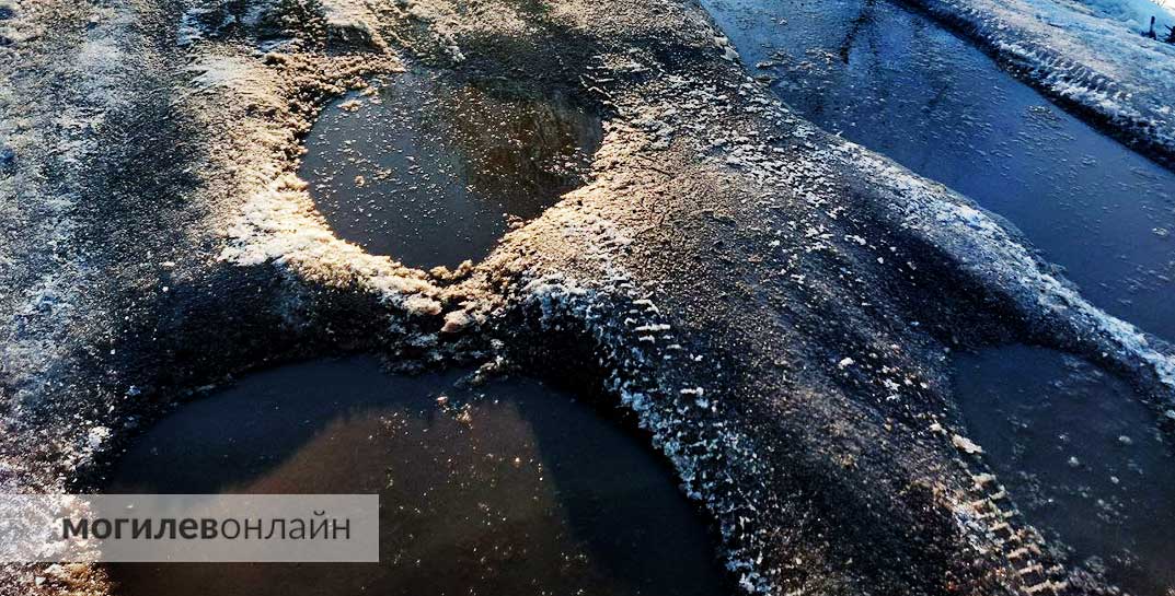 Могилевчанин въехал в яму и повредил колеса авто. Оказалось, улица застрахована и водитель получит компенсацию
