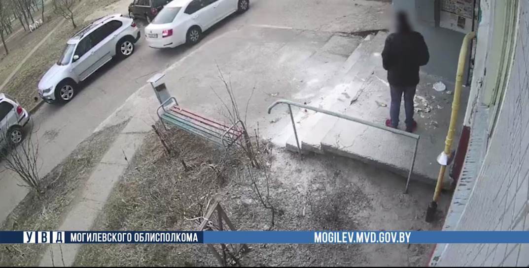 «Не смог пройти мимо»: в Могилеве 15-летний подросток забыл у подъезда барсетку с деньгами, ее забрал мимо проходящий мужчина