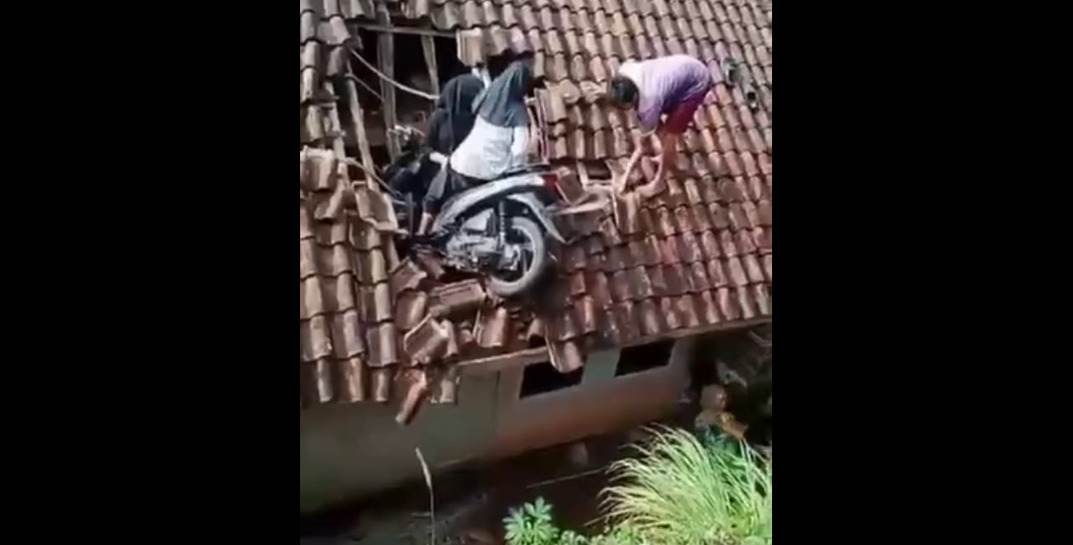 А вот это действительно неожиданно. В Индонезии женщины на мотоцикле врезались… в крышу дома