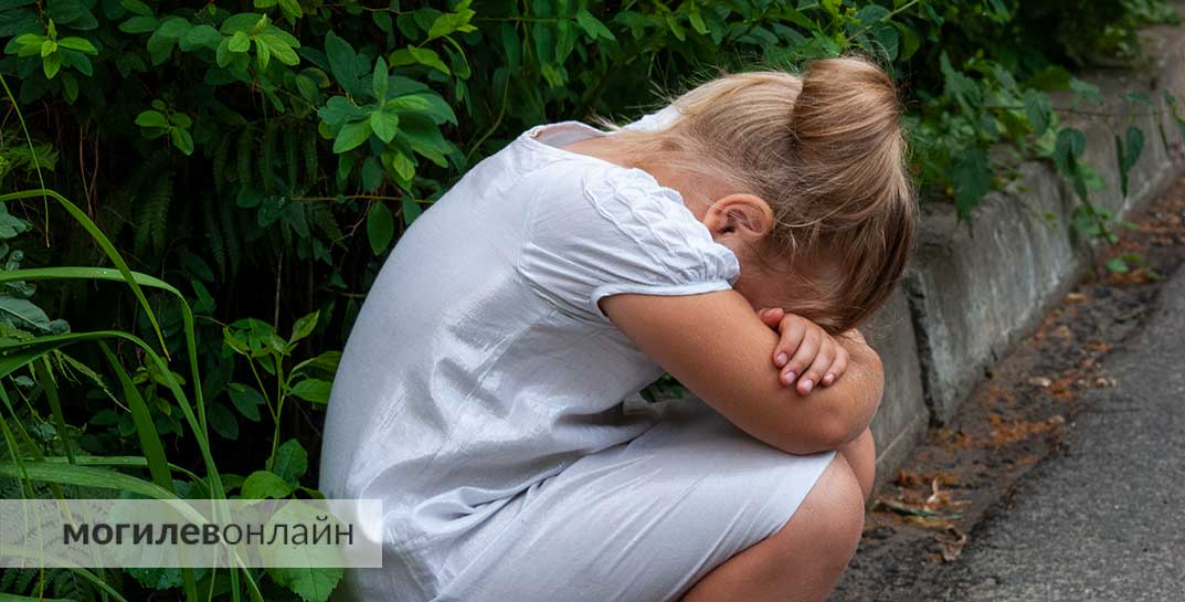 В Гомельском районе женщина избивала 5-летнюю дочь ногами по голове — теперь ее будут судить за истязание