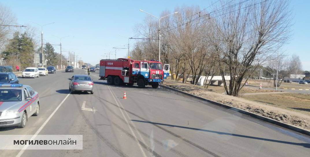 В Могилеве прямо посреди дороги загорелась легковушка