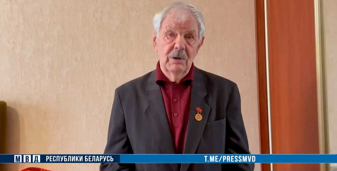 В Минске пенсионер перехитрил телефонных мошенников — находчивый дедушка вместо денег передал курьеру старые газеты