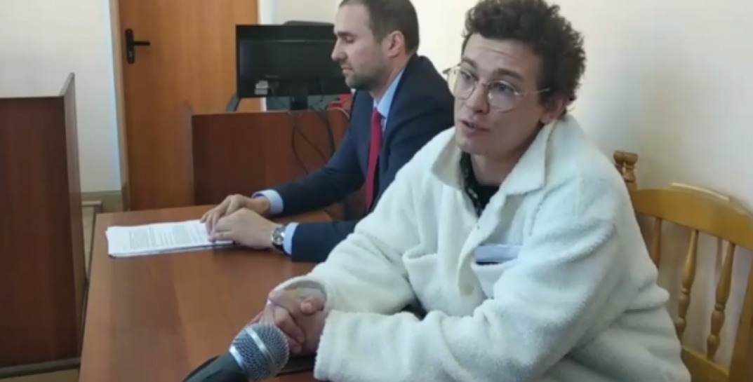 Укусившему официантку и устроившему дебош в баре актеру Никите Кологривому дали семь суток ареста