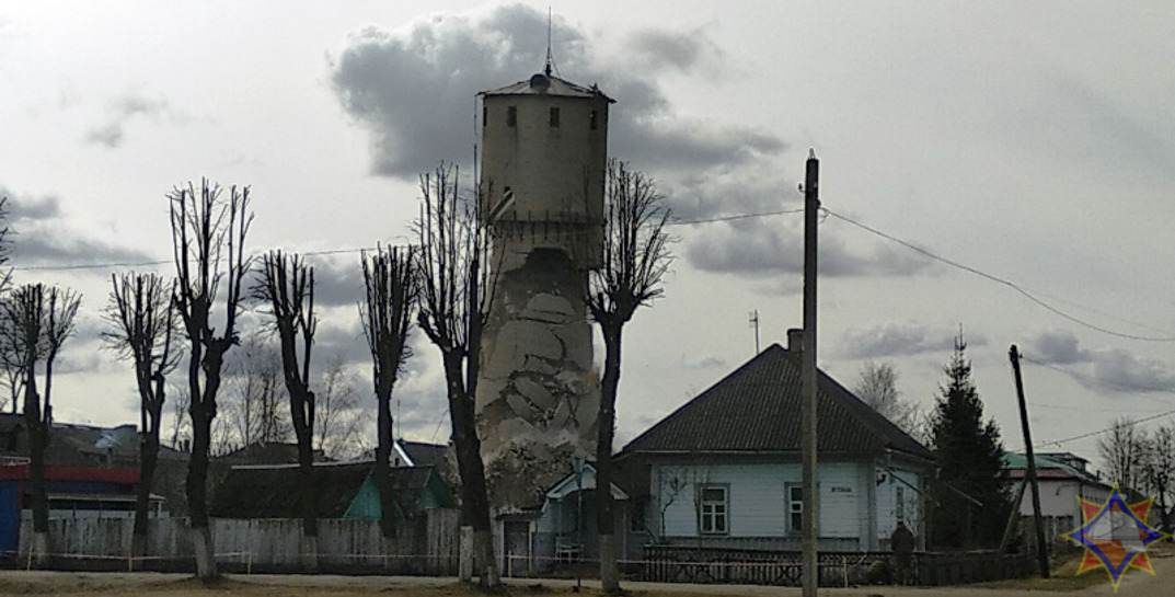 В Климовичах снесли водонапорную башню. Смотрите, как это выглядело