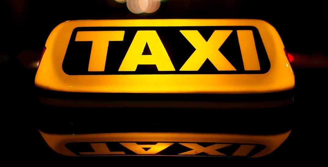 Могилевскому перевозчику такси, который выдавал зарплату «в конвертах», насчитали более 180 тыс. рублей задолженности в бюджет
