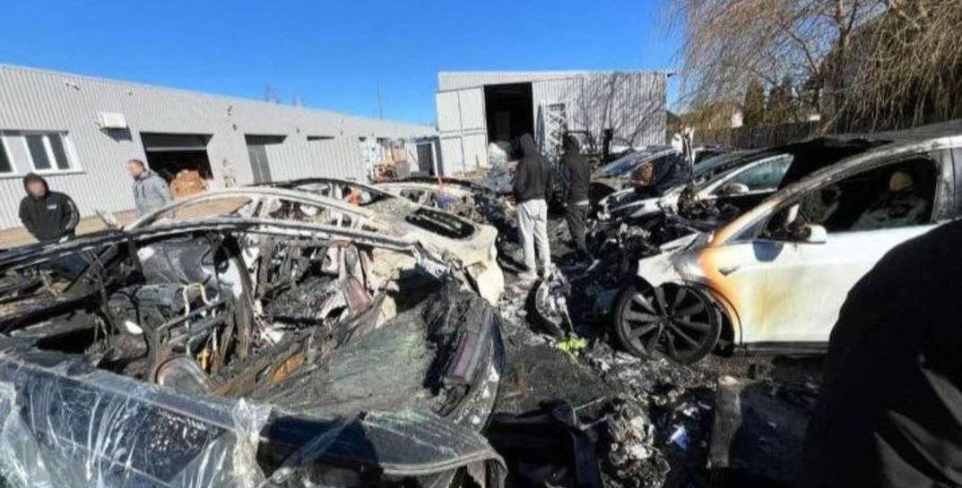 Возле СТО в Колодищах сгорело несколько автомобилей — среди пострадавших Porsche Taycan и Tesla