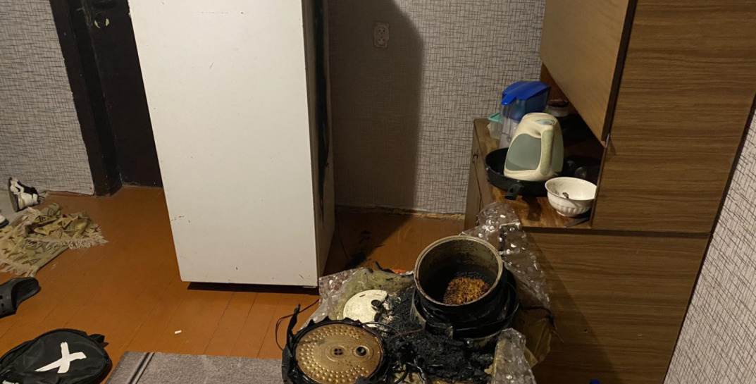 В общежитии на улице Космонавтов в Могилеве ночью произошел пожар из-за загоревшейся мультиварки