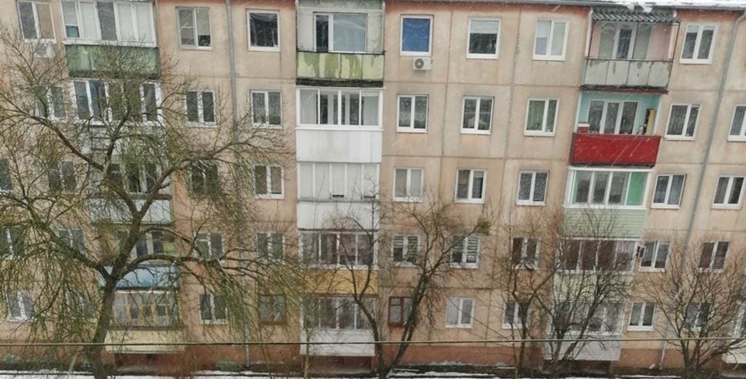 В Гродно пьяный мужчина стрелял с балкона из пневматики по людям, а затем уговорил сожительницу взять вину на себя и даже «нашел» свидетелей