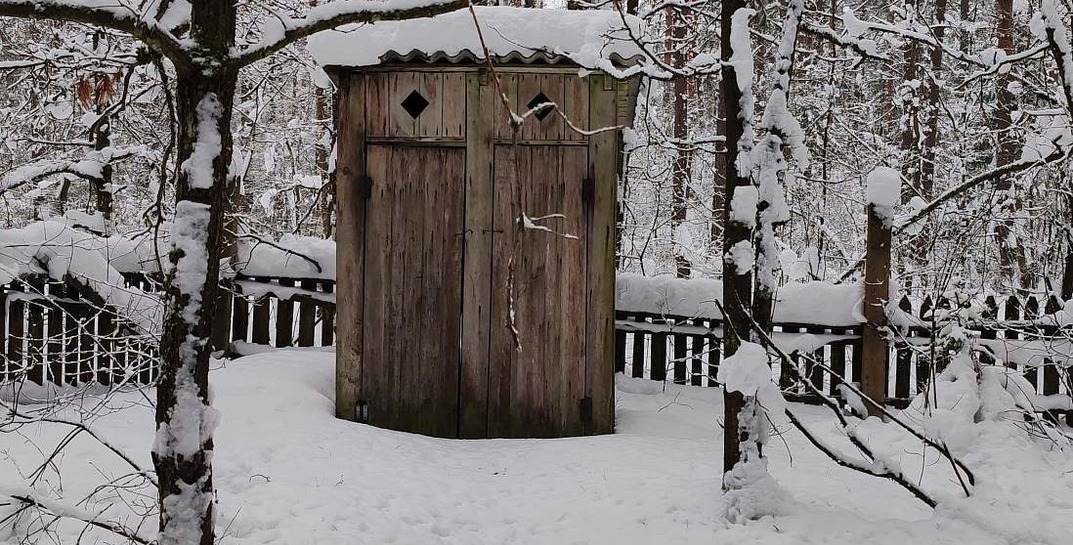 В Кировском районе за долги продают сельский туалет на две кабинки